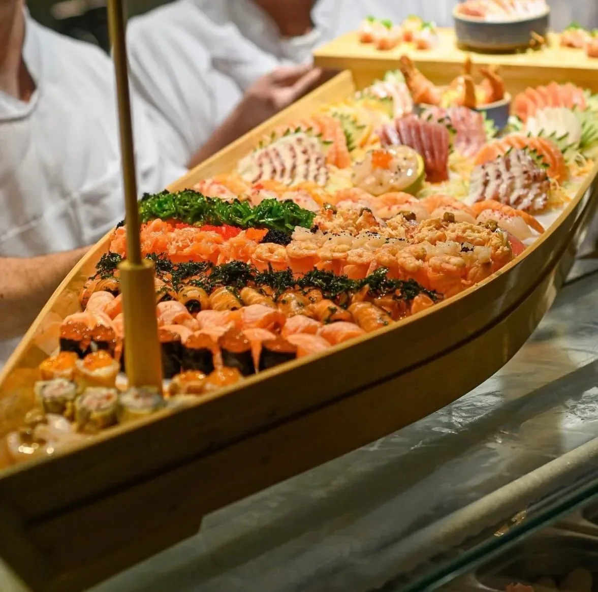 Barca de sushis e sashimis servida no Sushi Nami